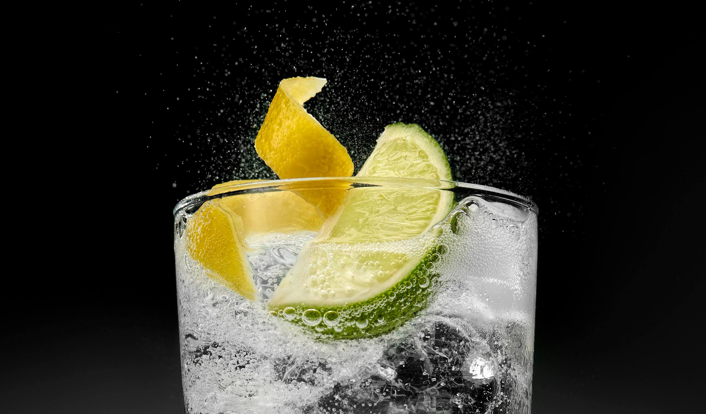 Cocktail drink effervescence detailed close up by London drinks photographer Warren Ryley